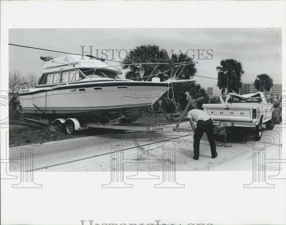 1985 Press Photo Boat On trailer Damaged Utility Pole Courtney Campbell Parkway - Historic Images