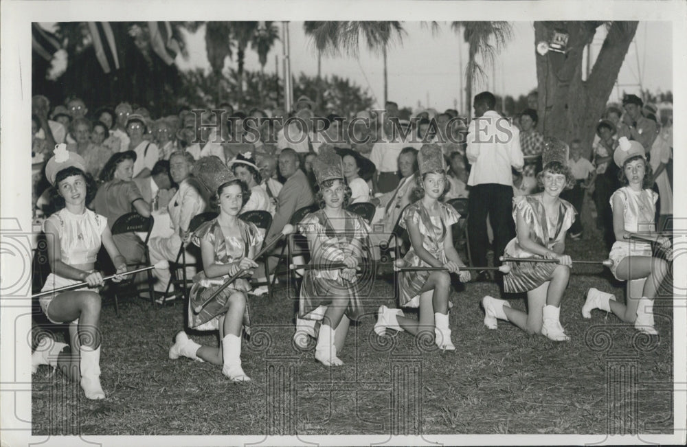 Press Photo Girls Batons Crowd Palm Trees - Historic Images