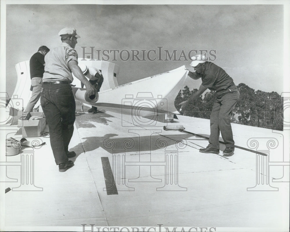 Press Photo Men Building Construction Workers Roof - Historic Images