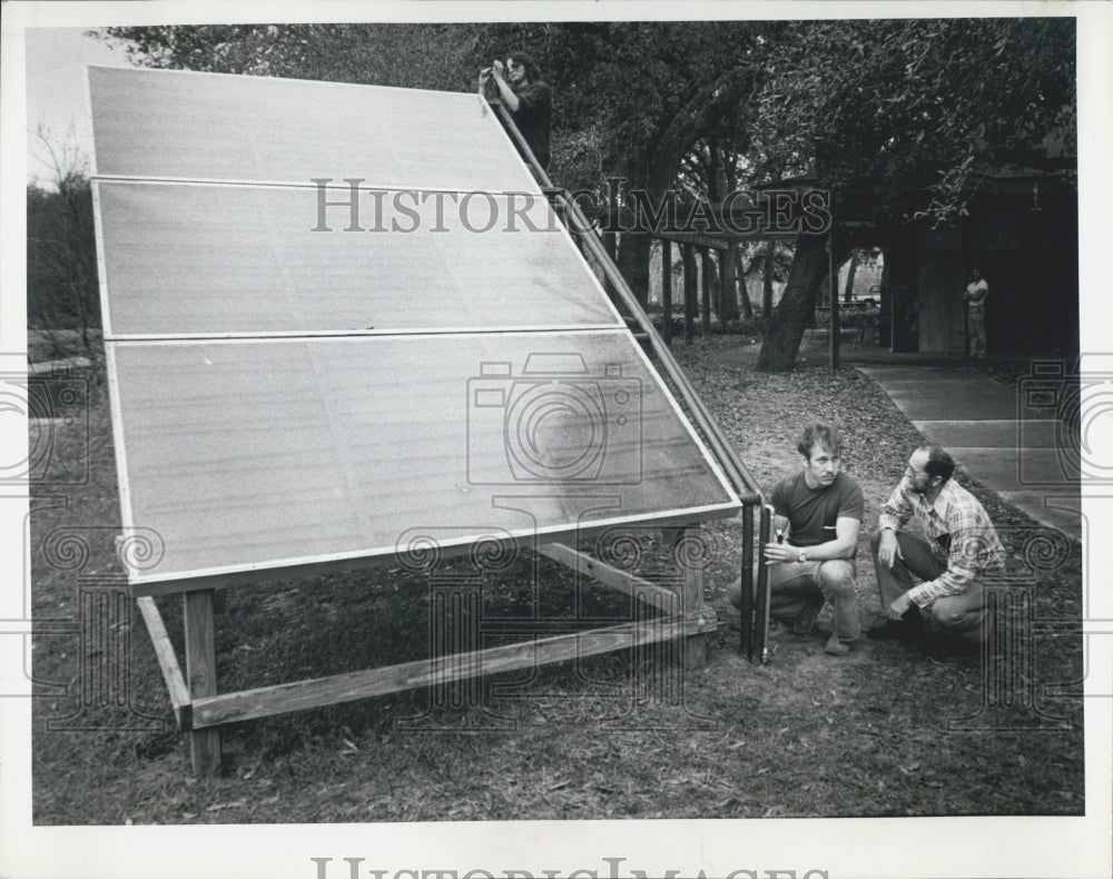 1980 Press Photo Solar Panel Rosanne Hutson Curt Gavel Jake Crouch Sawgrass Lake - Historic Images