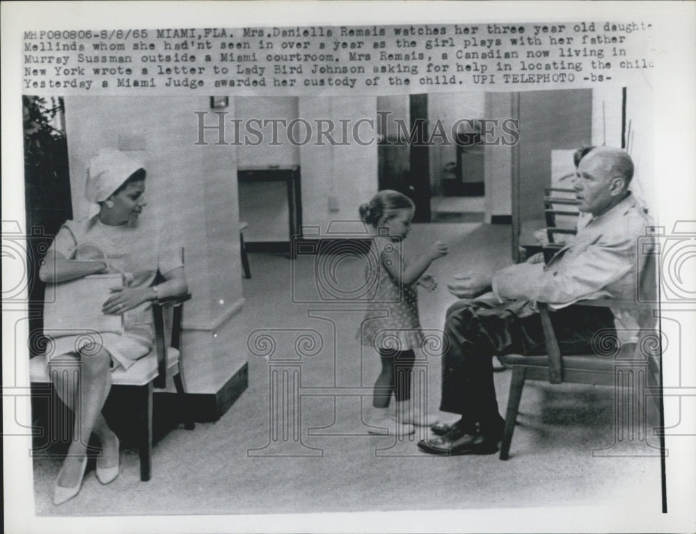 1965 Press Photo Mrs. Danielle Remsis Wathe daughter outside of courtroom - Historic Images