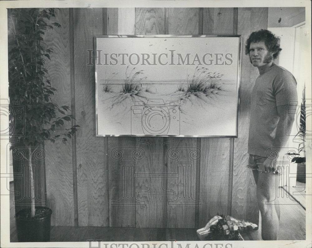 1975 Artist Stowers With One Of His Limited Edition Etchings - Historic Images