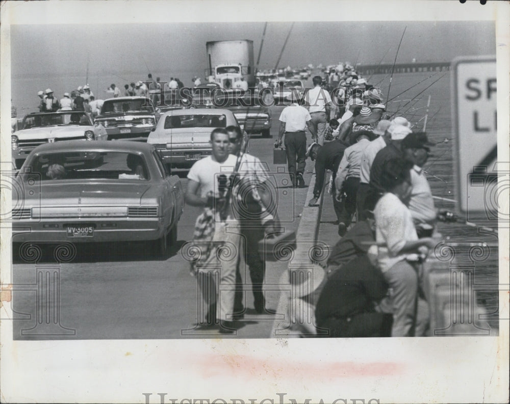 1967 Press Photo Fishermen Line Edge Of Sunshine Skyway During Mackerel Run - Historic Images