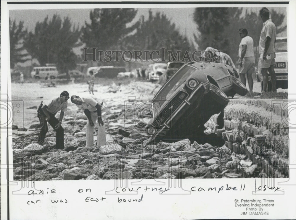 1980 Press Photo Police Inspect Car Driven Over Courtney Campbell Parkway Tampa - Historic Images