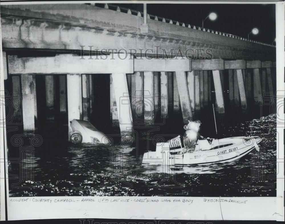 1980 Press Photo Coast Gaurd reponds to accident, Camero careens off bridge. - Historic Images