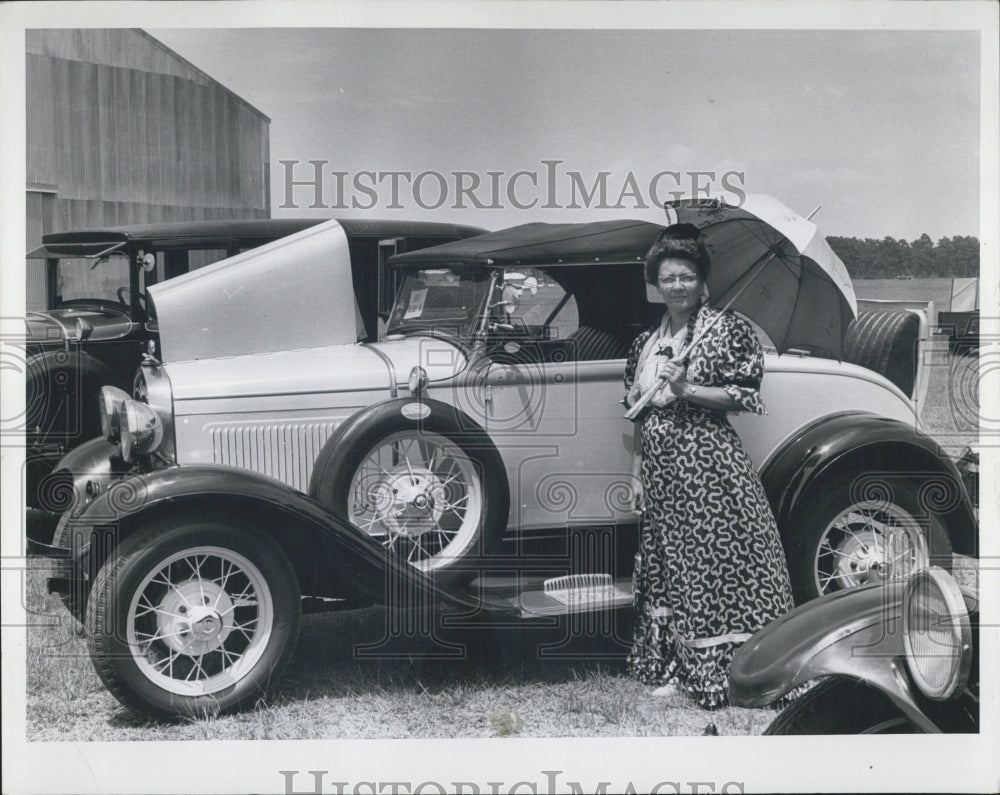 Press Photo Mrs. Louis Bansemer Model A Auto Show - Historic Images