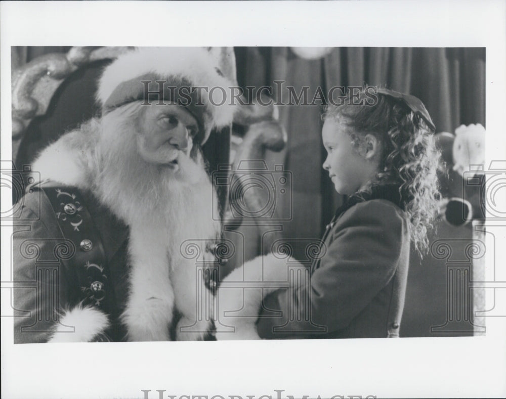 1994 Press Photo Leslie Nielsen Thora Birch Christmas - Historic Images