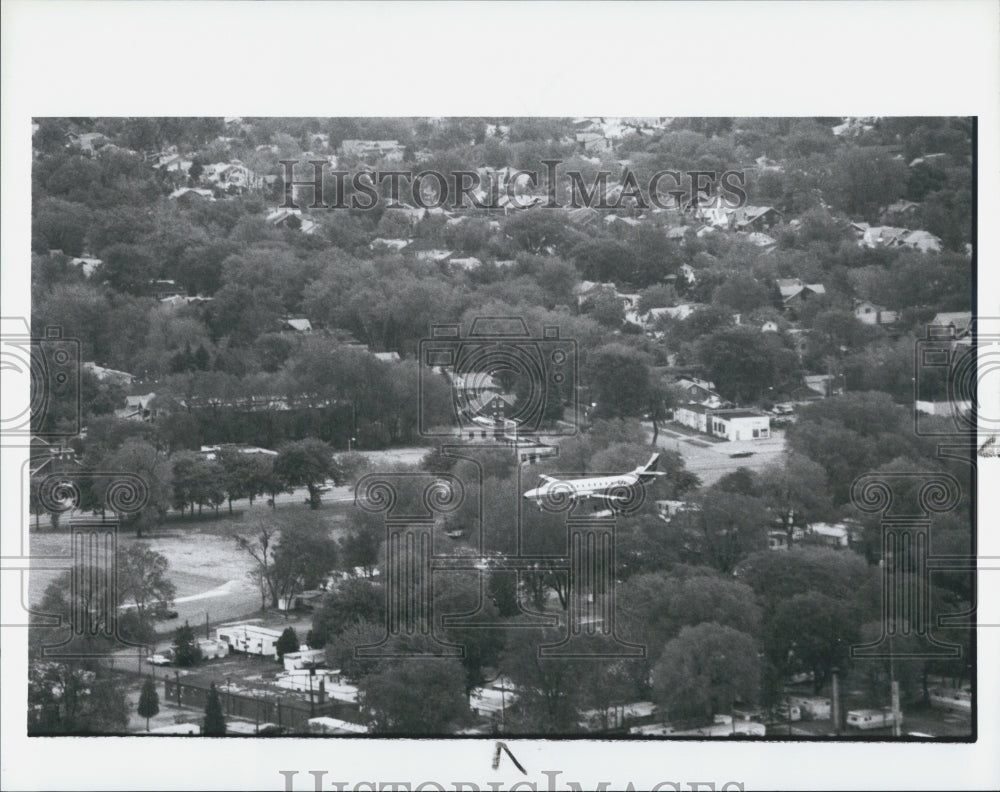 1989 Press Photo Aerial Photo Aircraft Over City - Historic Images