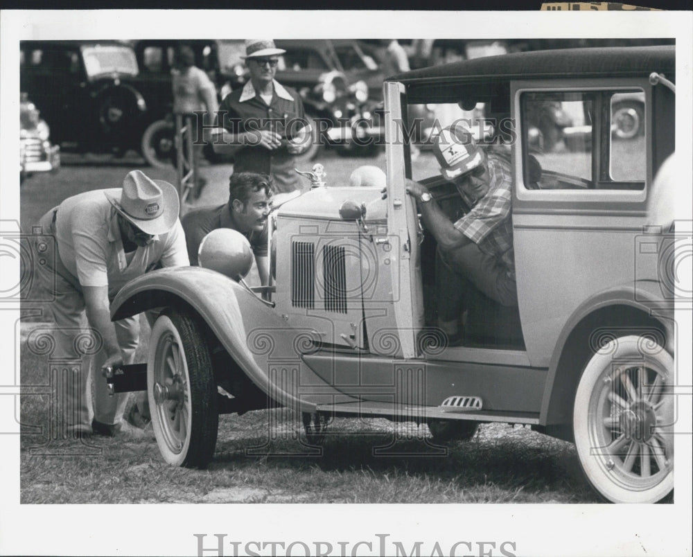 1981 Press Photo Car being pushed into parking space - Historic Images