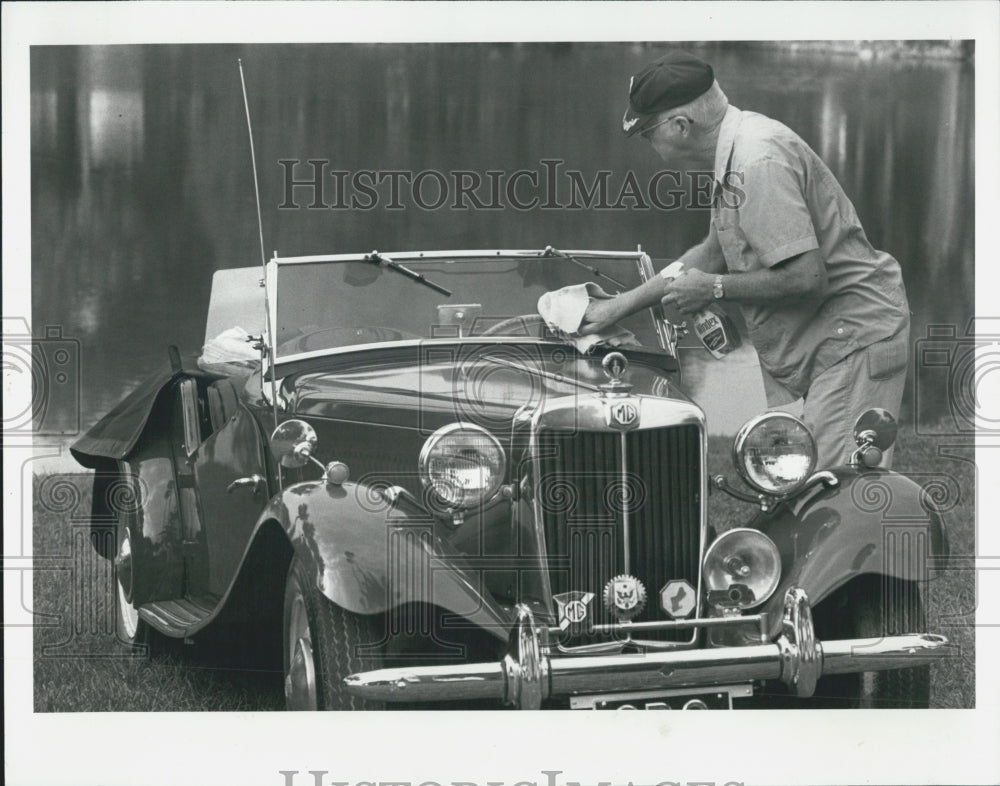 1981 Press Photo Bob Sammar with his 1952 MG - Historic Images