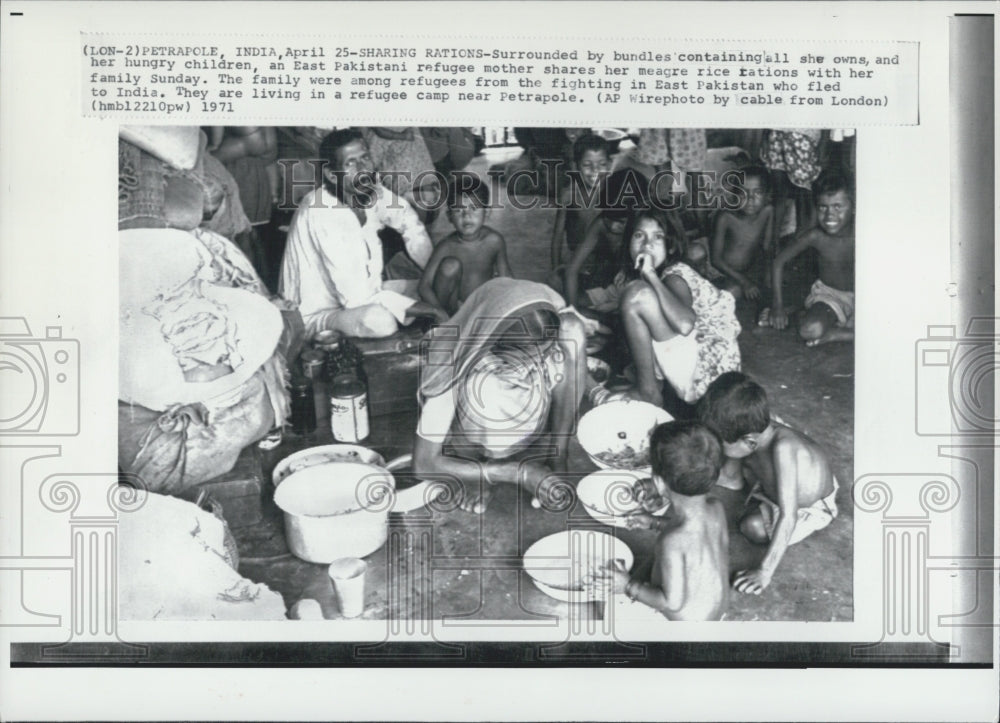 1971 Pakistan Refugees sharing rations India - Historic Images