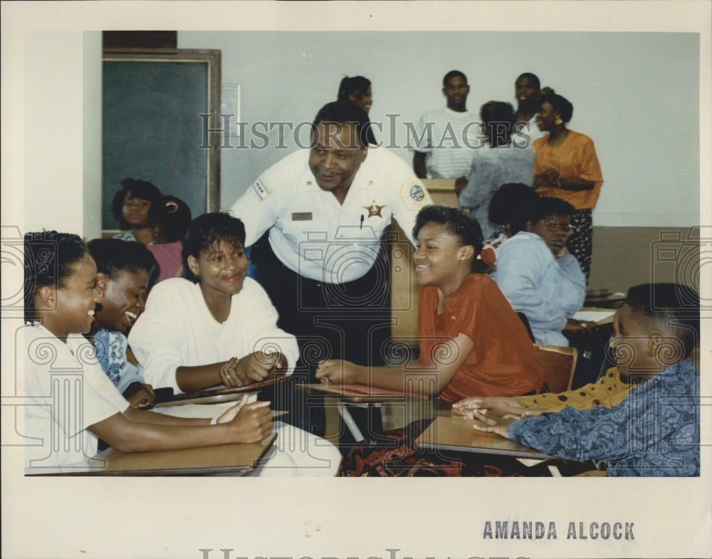 1991 Press Photo Police Cmdr. Leroy O&#39;Shield chats with kids at Austin District - Historic Images