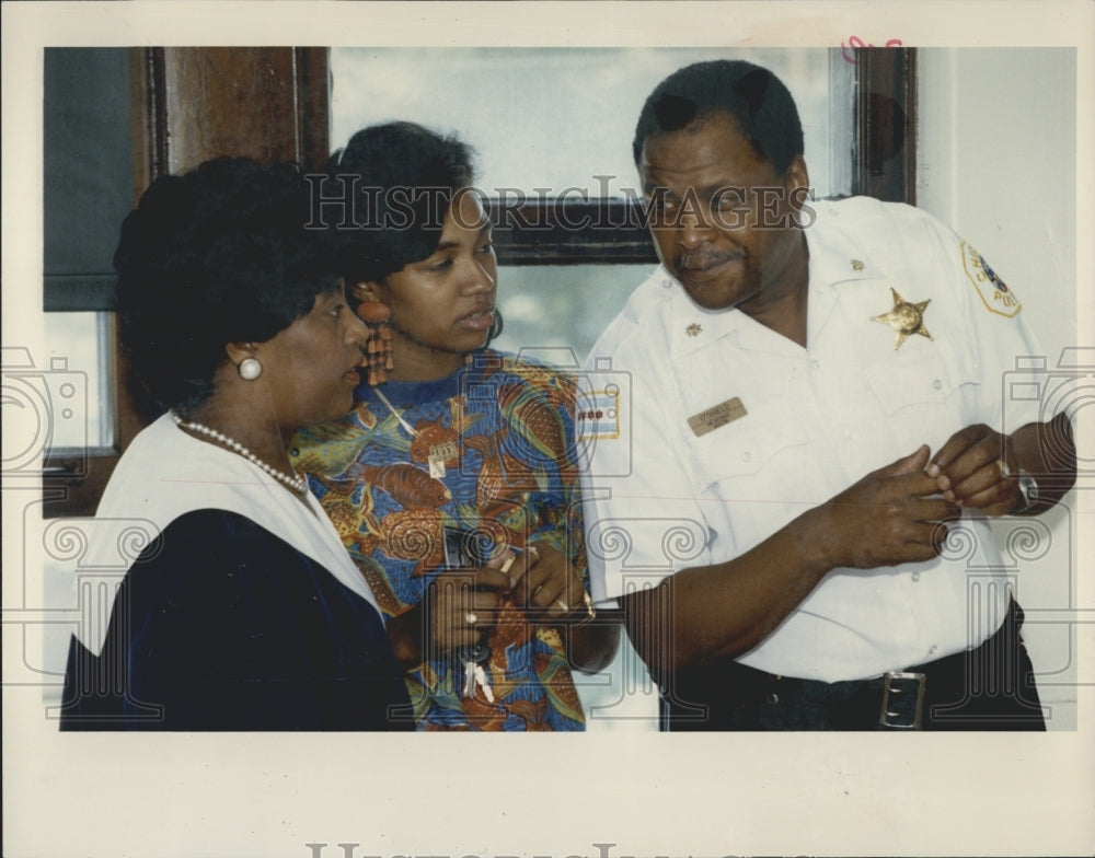 1991 Press Photo Police Cmdr LeRoy O&#39;Shield surrounded by kids at Austin Station - Historic Images