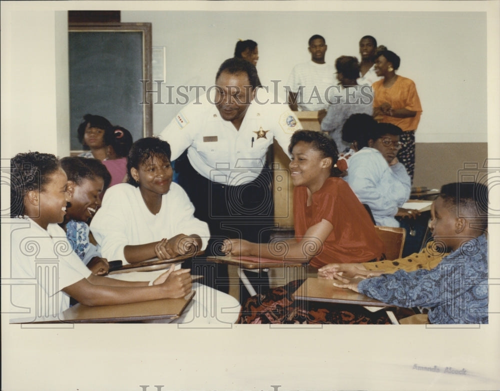 1991 Press Photo Police Cmdr. Leroy O&#39;Shield in the role call room with children - Historic Images