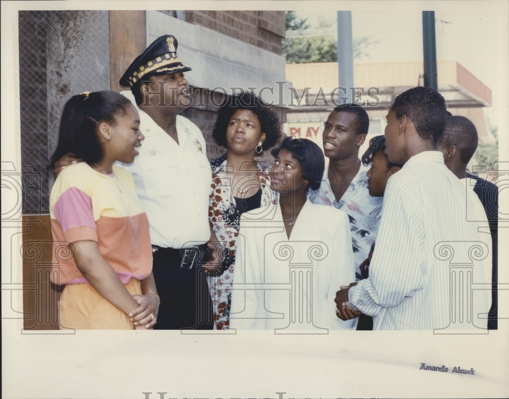 1991 Press Photo Police Cmdr. Leroy O&#39;Sheild chats with neighborhood kids - Historic Images