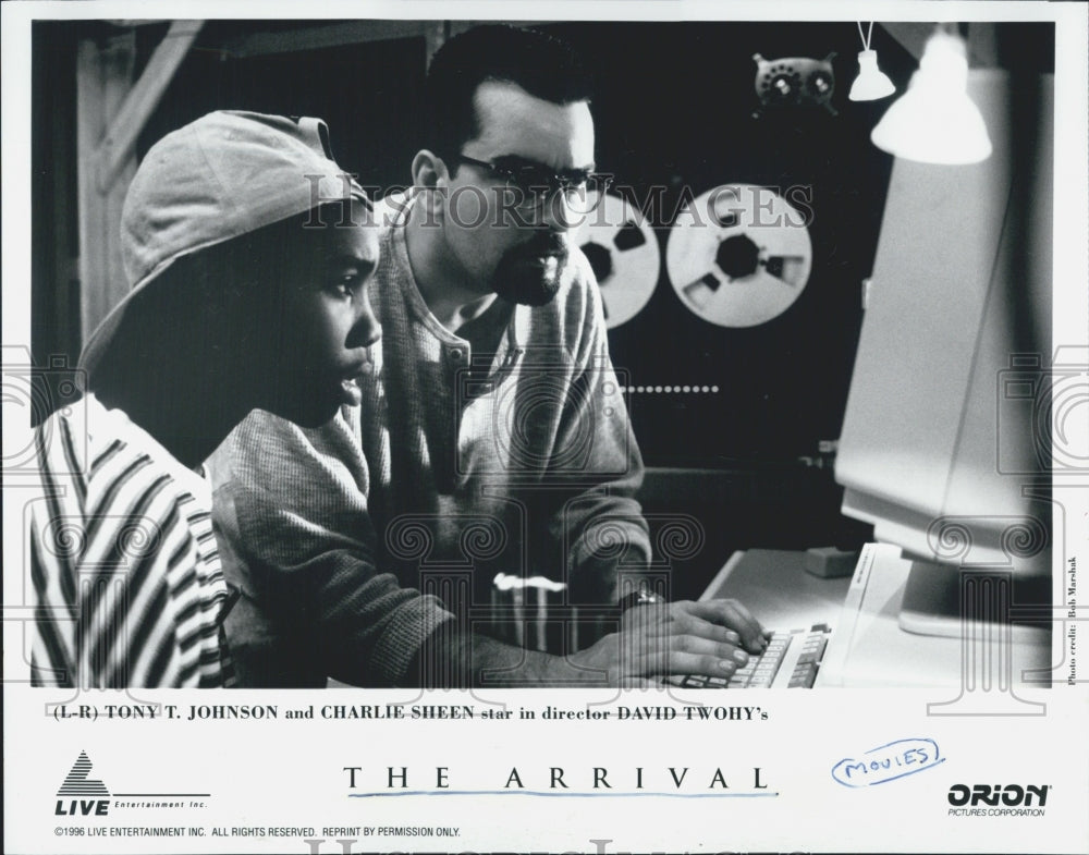 1996 Press Photo Tony T. Johnson, Charlie Sheen in &quot;The Arrival - Historic Images