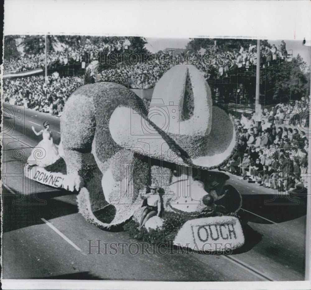 1965 Press Photo Tournament Of Roses Parade Float Of President Johnson&#39;s Dog - Historic Images