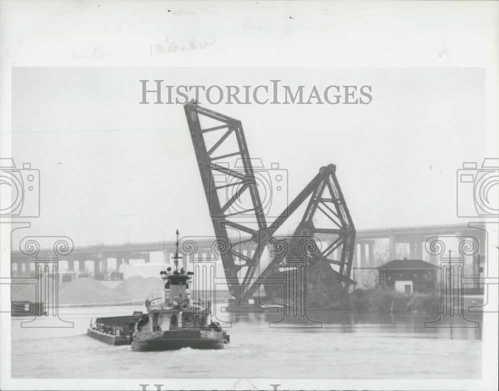 1985 Press Photo Rouge River Lift Bridge Tugboat &amp; Bardge Scarborough Ontario - Historic Images