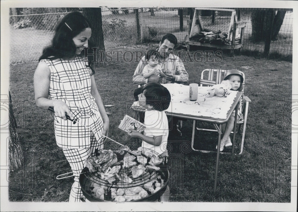 1972 Press Photo Backyard Family Picnic Outdoors Classic 60&#39;s Black &amp; White - Historic Images