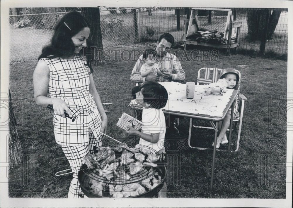 1972 Press Photo Backyard Family Picnic Outdoors Classic 60's Black & White - Historic Images