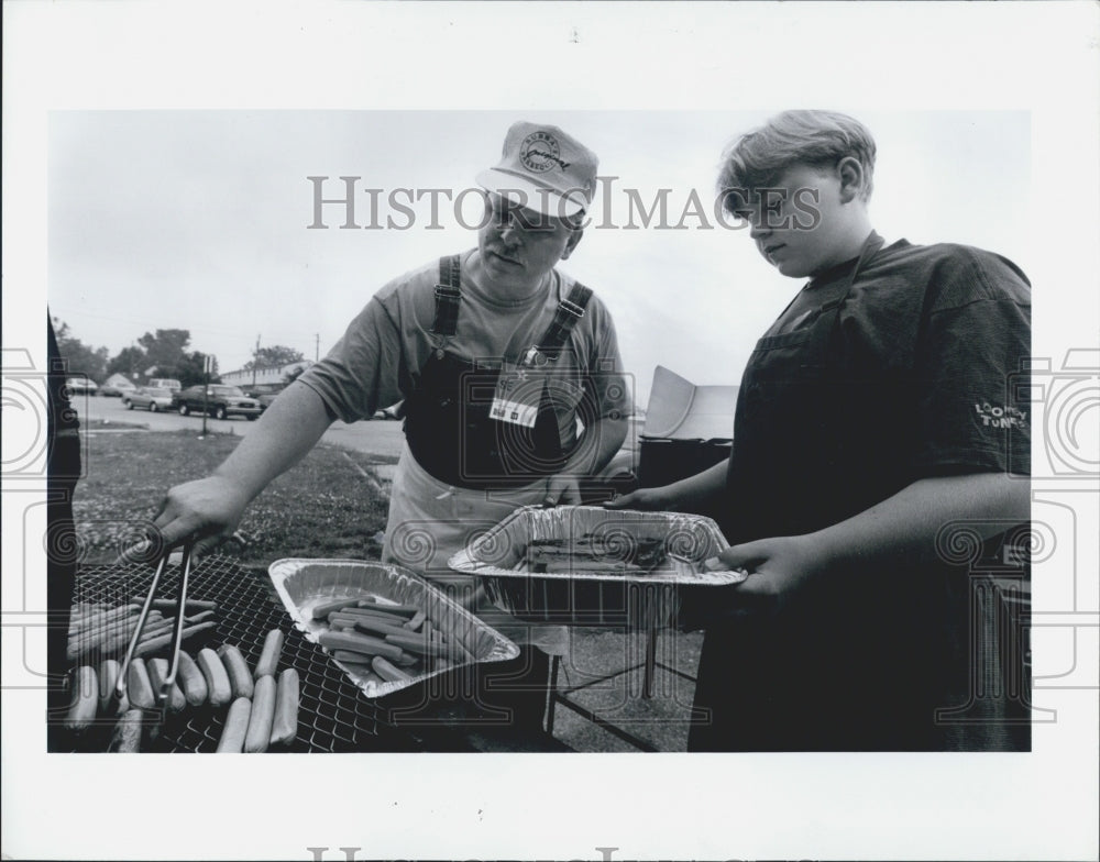 1993 Press Photo Picnic Paul Stupka cooks hot dogs at Harrington Elementary - Historic Images