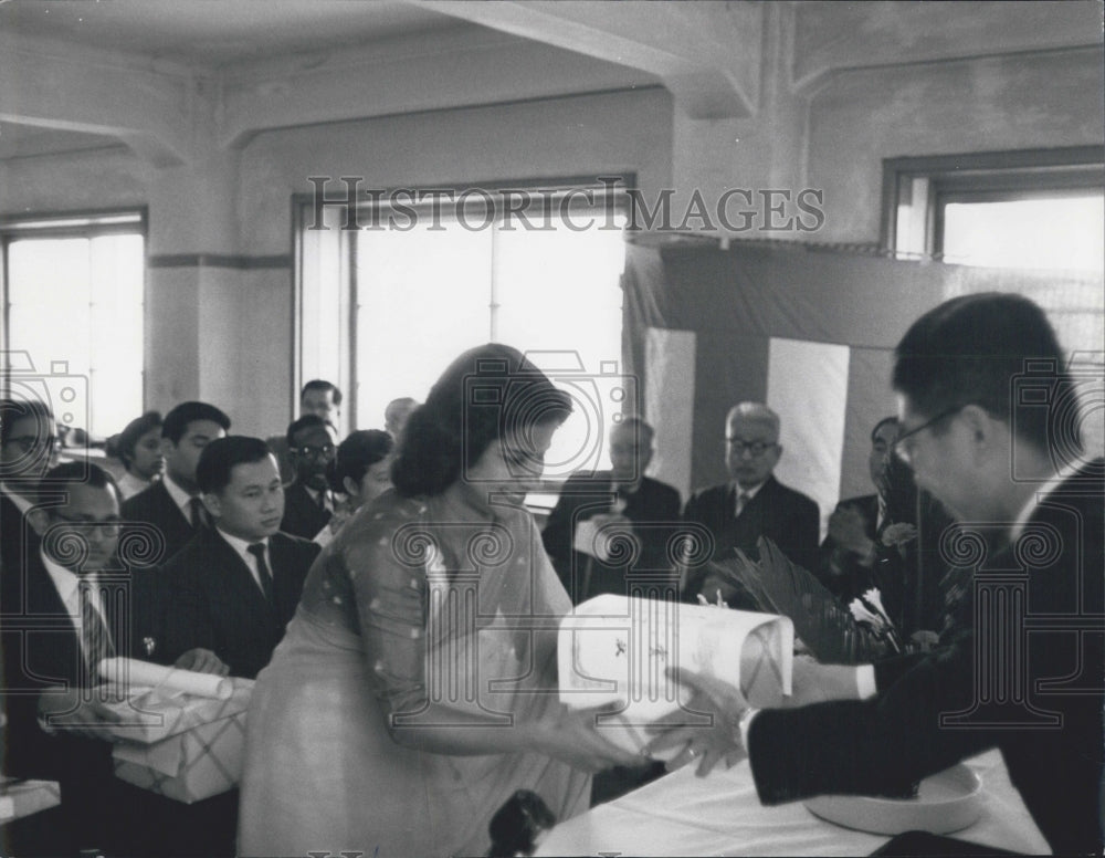 1965 Students Graduate Japanese Language Institute - Historic Images