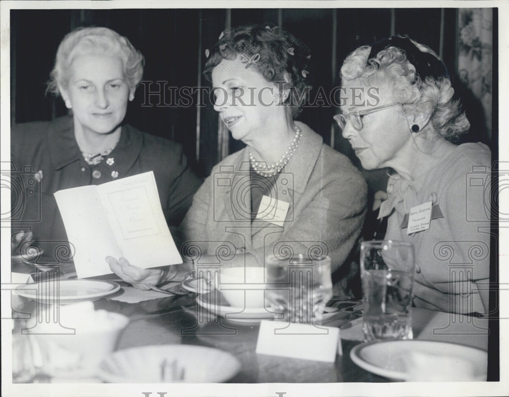 1964 Investment Women of Chicago - Historic Images