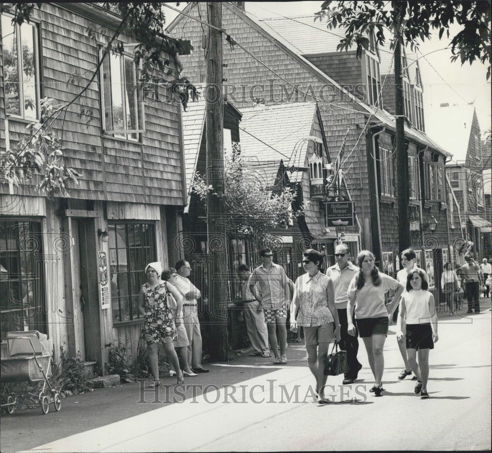 Press Photo Tourists in Rockport - Historic Images