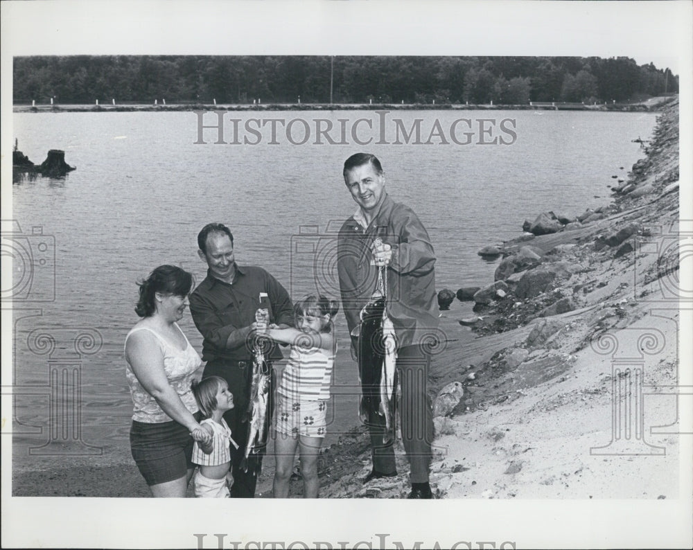 1970 Lt. Gov. Jack Olsen fishing with a family from Milwaukee - Historic Images