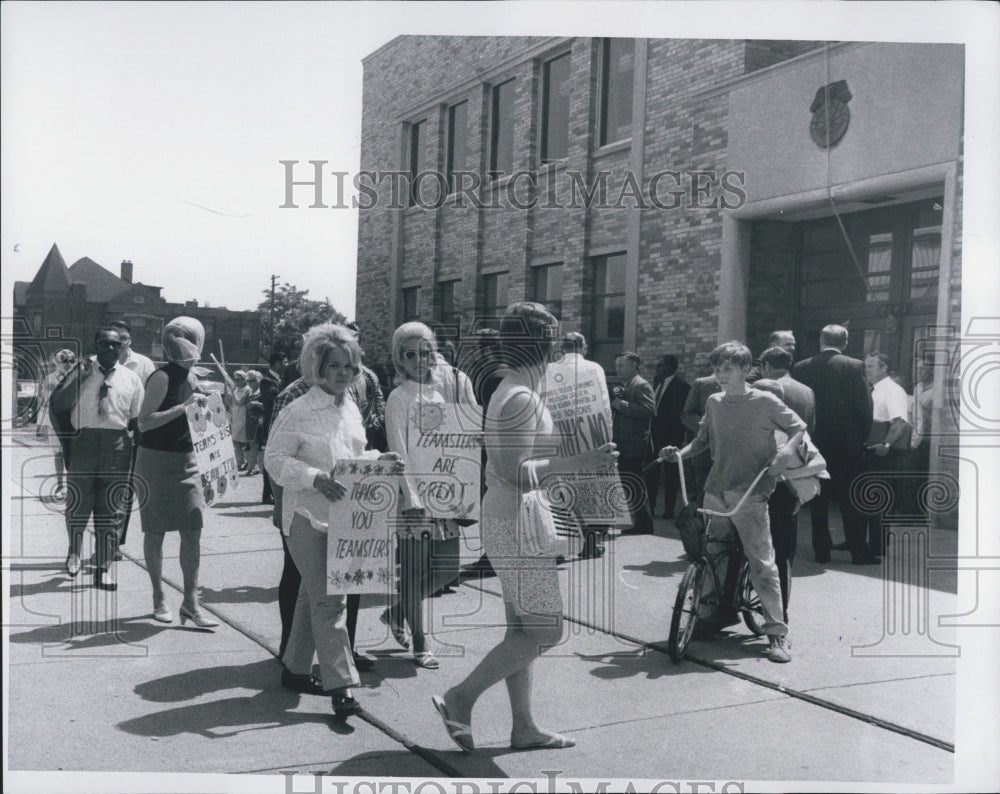 1970 Press Photo UAW &quot;Thank You&quot; Pickets in Detriot - RSG32845 - Historic Images