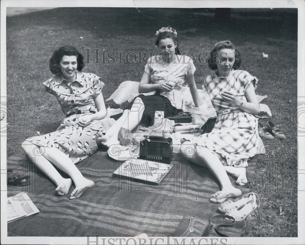 1948 Press Photo Cella Grossman Sue Grossman Jean Kerns Employyes Chamberlain - Historic Images