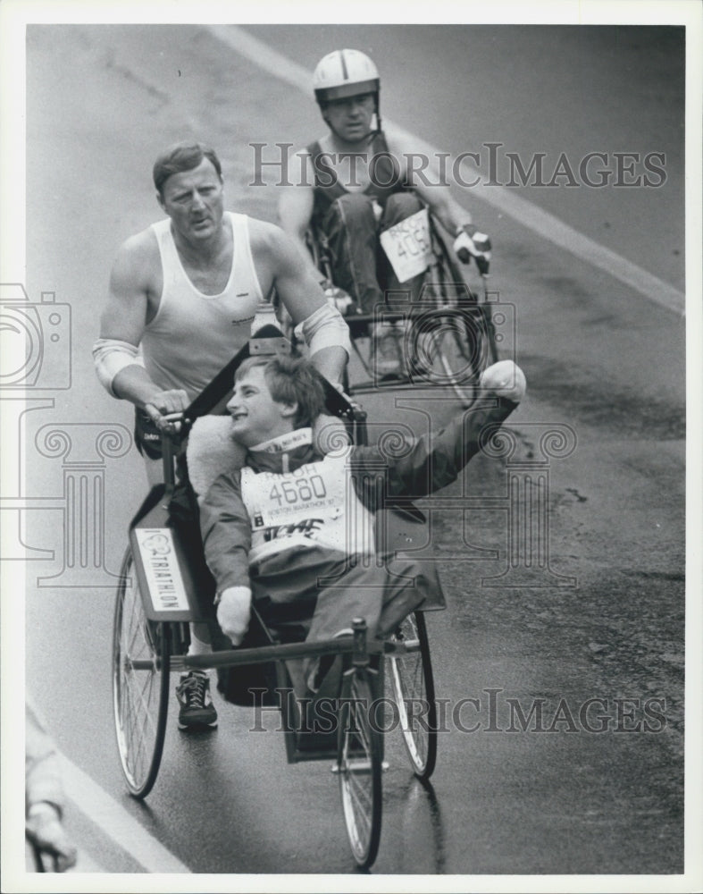 1987 Press Photo Richard Hoyt Wheels Son Richard Jr. Hopkinton Wheelchair - Historic Images