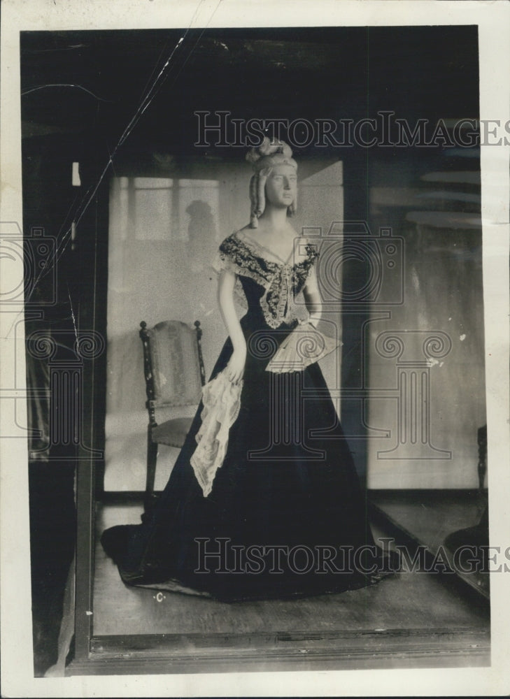 1959 Sarah van Buren in gown - Historic Images