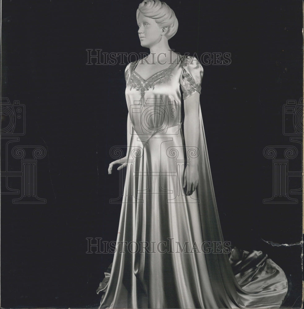 1952 Press Photo Mrs. Franklin Roosevelt peach colored satin gown inaugural - Historic Images