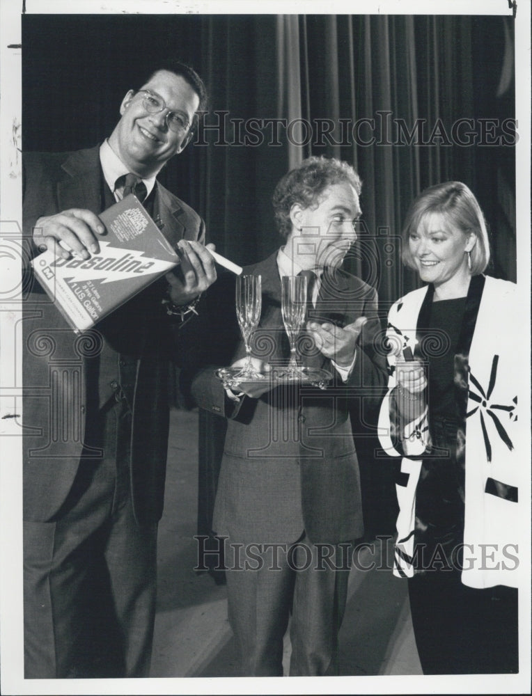 1990 Press Photo Tv show &quot;Penn &amp; Teller Don&#39;t Try This At Home&quot; with Jane Curtis - Historic Images