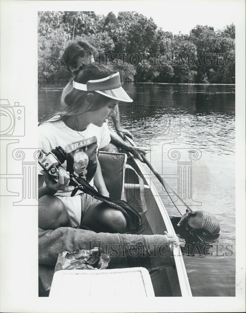 1981 Press Photo of an armadillo swimming in Chassahowitzka River - Historic Images