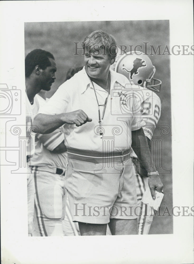 1981 Press Photo Monte Clark Detroit Lions Coach On Field With Players - Historic Images