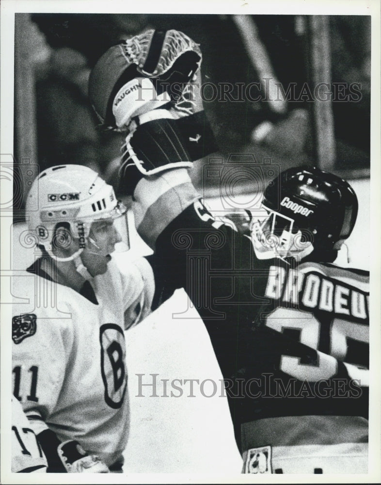 1987 Press Photo Ice Hockey Steve Kasper & Richard Brodeur Boston Bruins NHL - Historic Images