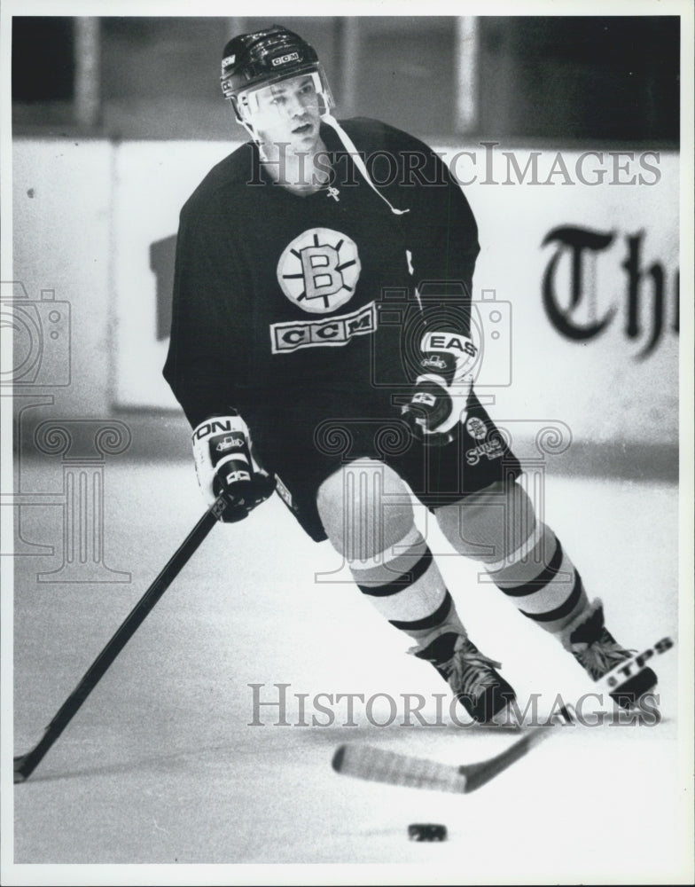 Press Photo Joe Juneau NHL Pro Hockey Boston Bruins Centre Center Ice Puck - Historic Images