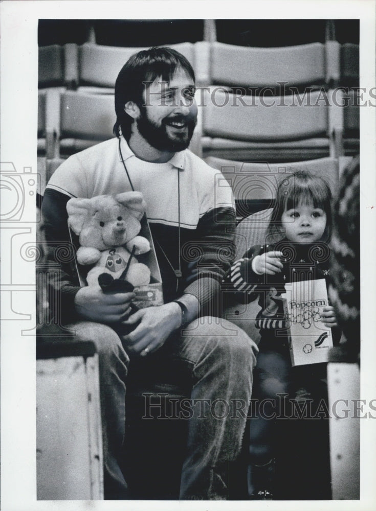 Press Photo Boston Bruins Hockey Player Doug Keans And His Two Year Old, Megan - Historic Images