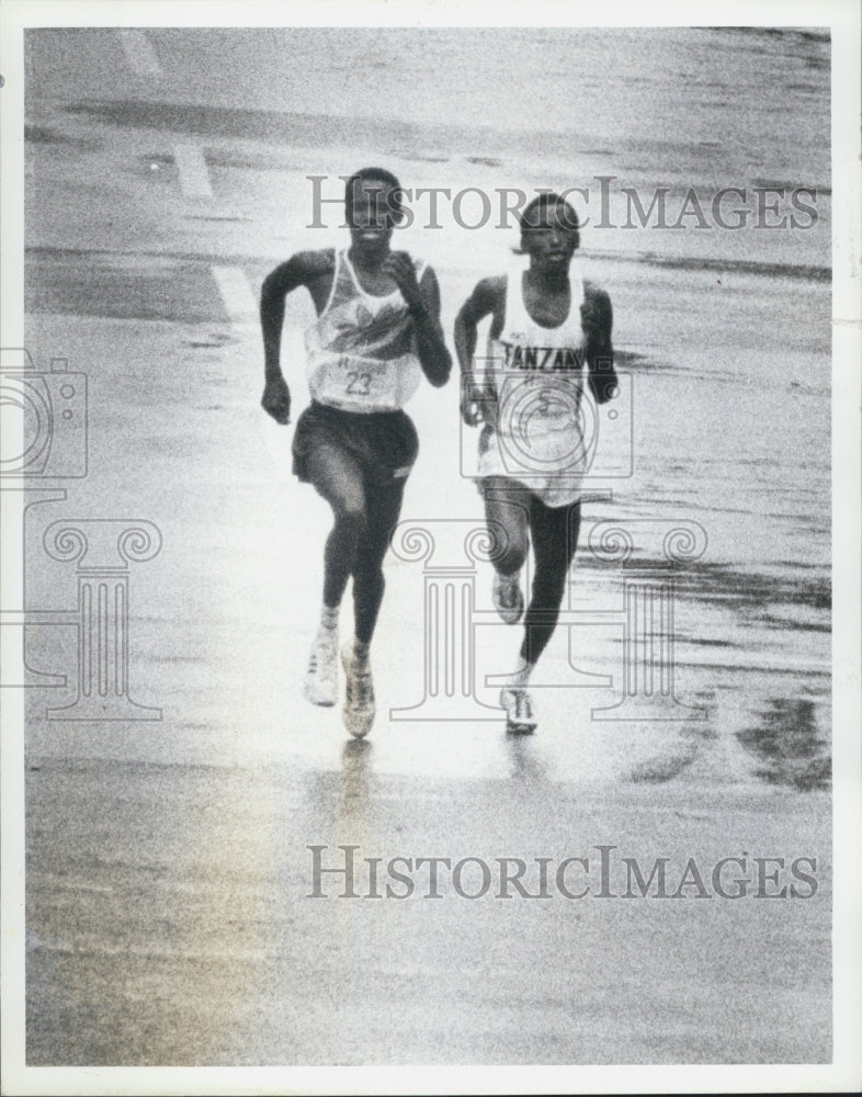 1988 Press Photo Ibrahim Hussein Juma Ikangos Boylston Marathon Finish Line - Historic Images