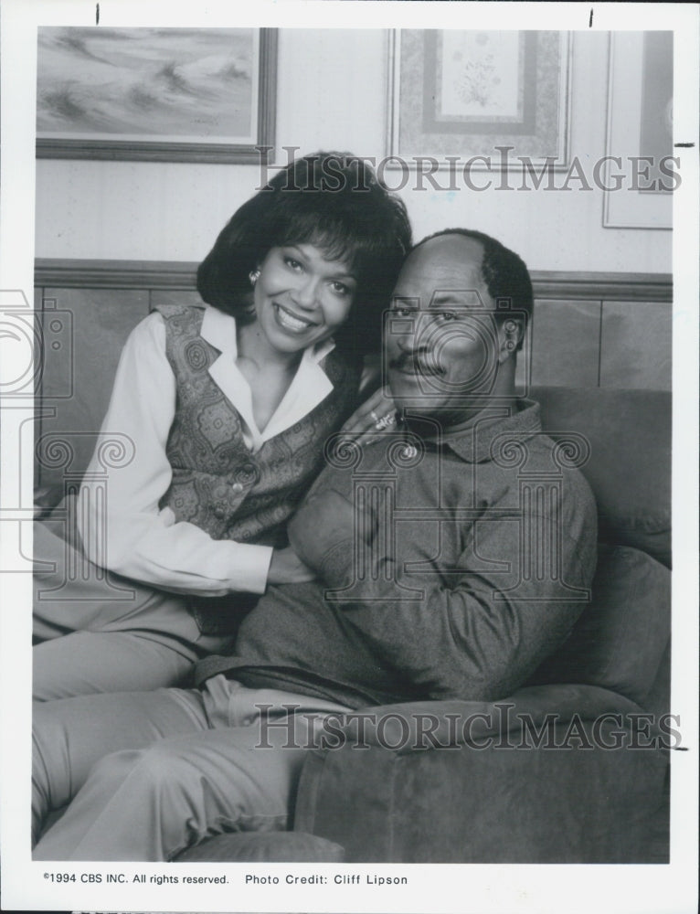 1994 Press Photo Lynnie Godfrey And John Amos In CBS Television Show 704 Hauser - Historic Images
