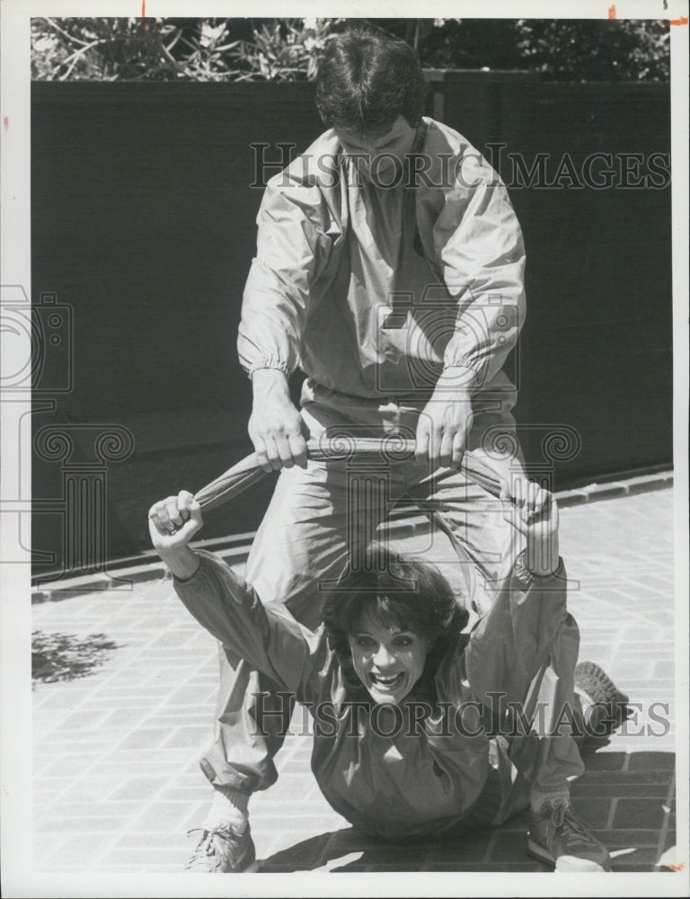 1983 Press Photo Valerie Harper/Actress/Tony Cacciotti/Body Sculptor - Historic Images