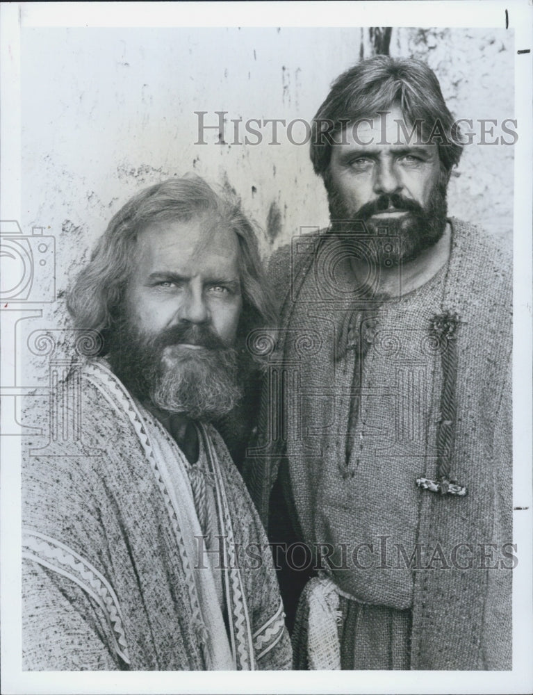 1984 Press Photo Actors Robert Foxworth And Anthony Hopkins In &quot;Peter And Paul&quot; - Historic Images