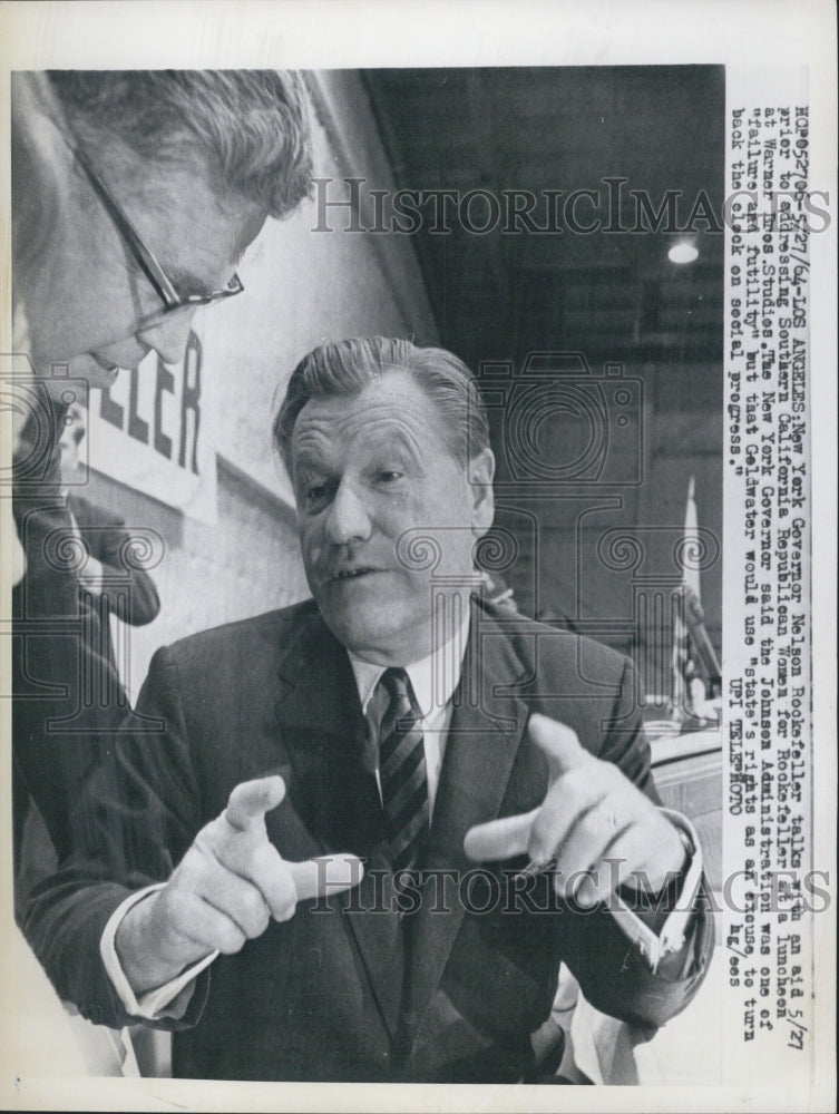 1964 Press Photo Gov. Rockefeller talks with an aid prior to addressing Southern - Historic Images