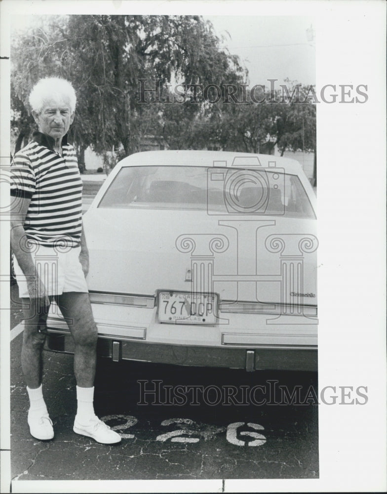 1988 Press Photo Eugaene Stegall next of his car - Historic Images