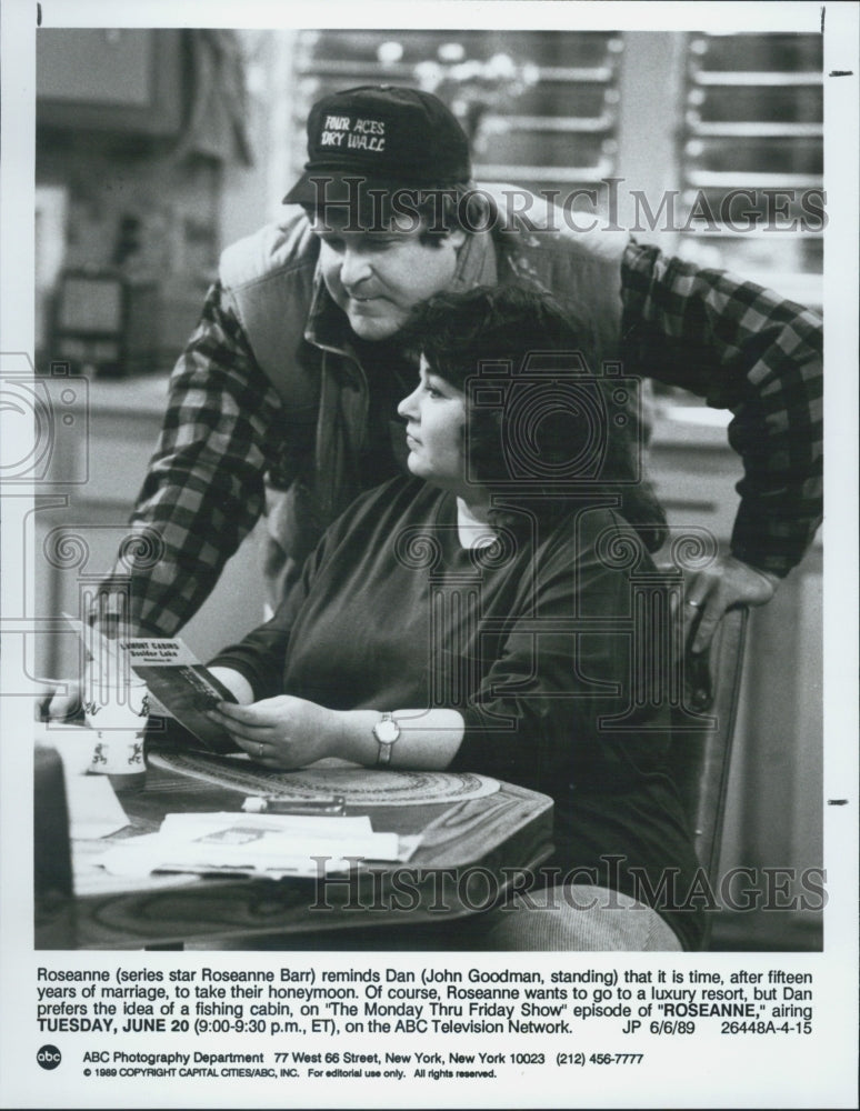 1989 Press Photo Roseanne Barr and John Goodman in &quot;Roseanne&quot; - Historic Images