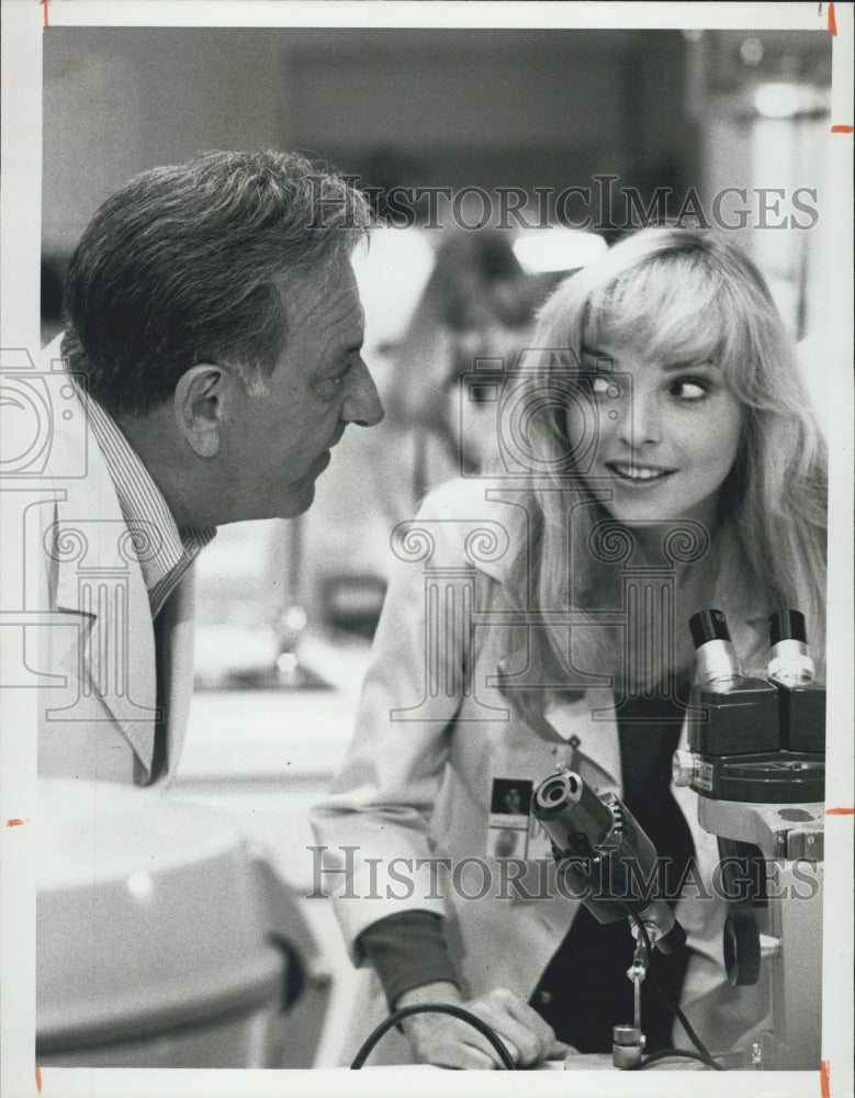 1981 Press Photo Terri Berlan Guest Star Jack Klugman &quot;Quincy&quot; NBC TV Series - Historic Images