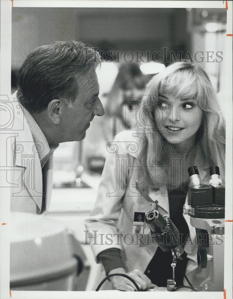 1981 Press Photo Terri Berlan Guest Star Jack Klugman "Quincy" NBC TV Series - Historic Images