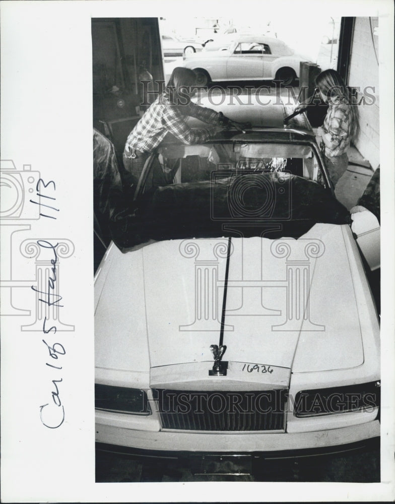 1987 Press Photo Steve Balint(L) assists as Bobbie Esposito cuts roof of a car - Historic Images